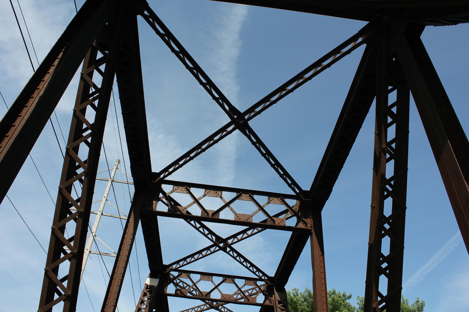 Upper lateral bracing